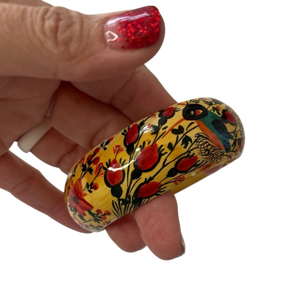Vintage hand painted wooden floral hummingbird bangle bracelet - Picture 4 of 8